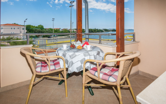 Beachfront Apartment Mira 3