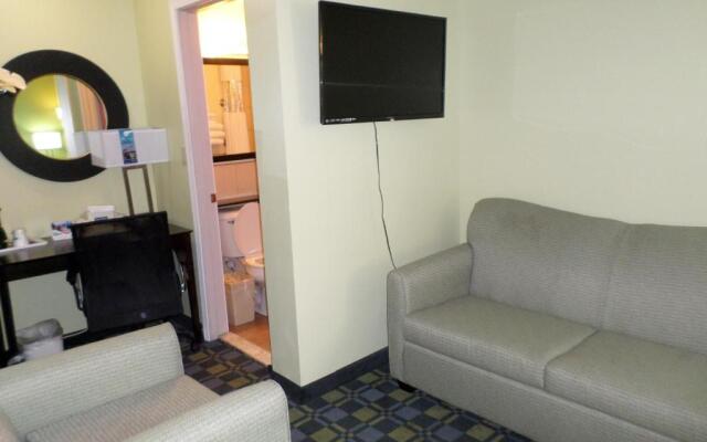 Travelodge by Wyndham Cleveland Lakewood