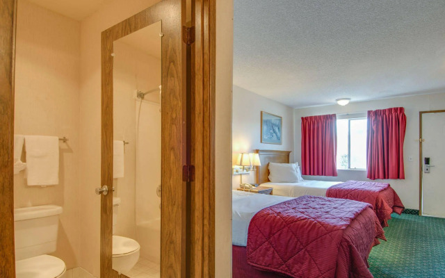 Bridgeway Inn & Suites