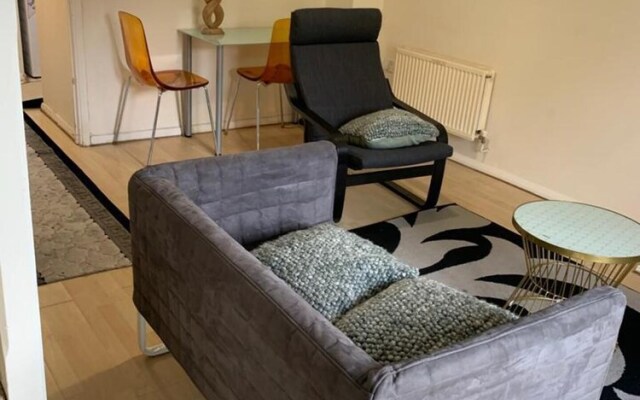 Charming 2-bed House in London