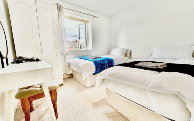 Stunning 3-bed House in the Heartreading