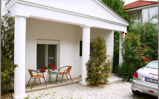 White Quiet Apartment