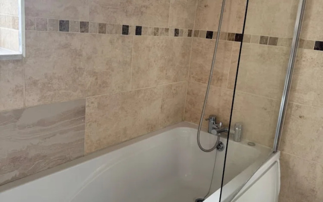 2 Bed Flat - Sleeps 4 - Parking - Wifi