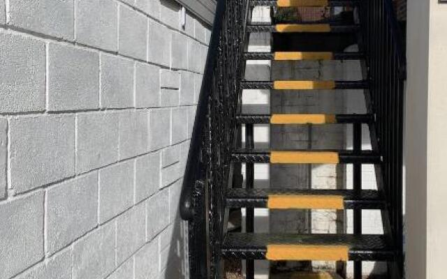 2 bed 1st floor Apartment-own entrance & parking