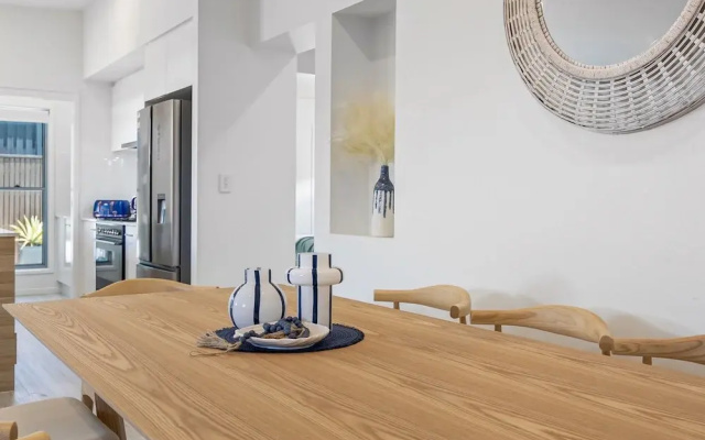 Premium 4-bed Coastal Escape With BBQ and Pool