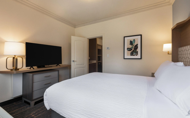 Holiday Inn Victoria Elk Lake by IHG