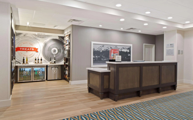 Hampton Inn & Suites-Seattle Woodinville WA