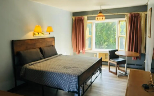 Capital O Swan Inn Comstock Park