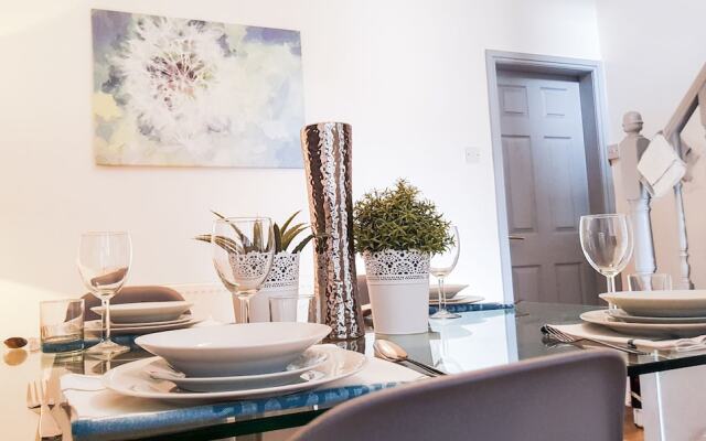 Ideal Home away in Smithalls, Bolton
