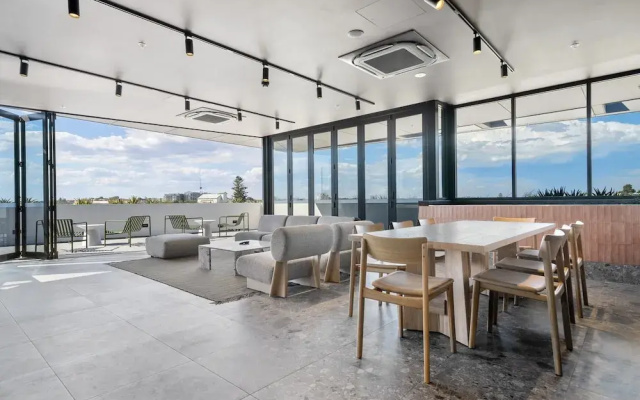 Spacious 2-bed Apartment With Rooftop Views