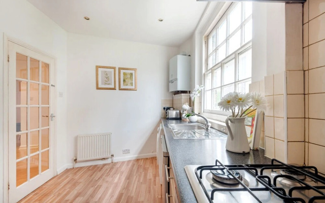 Stylish 2 Beds Apartment at Kensignton