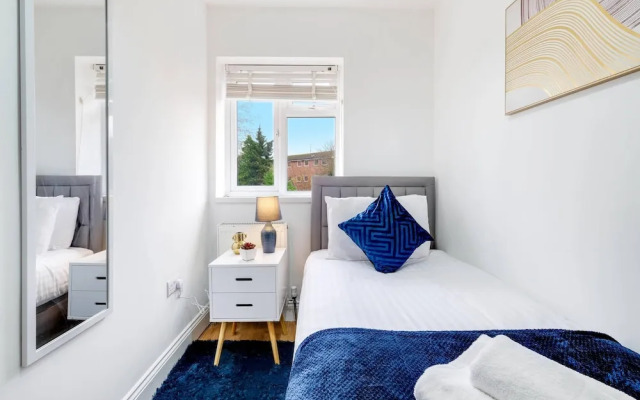3 Bedroom House with Parking in Windsor