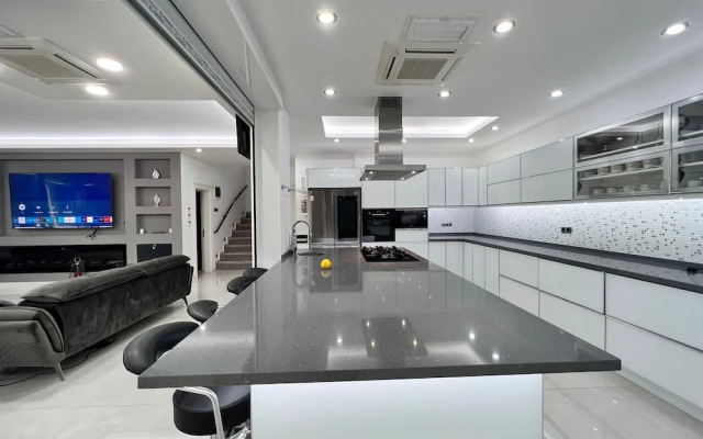Luxury 7-bed Villa With Pool and Jacuzzi, Fethiye