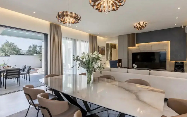 Sophisticated Oasis Residence Villa With Pool