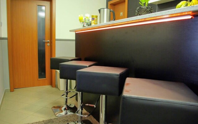 Quiet Courtyard Apartment