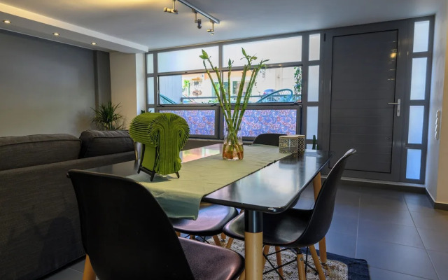 Gazi Metro APT Urban Balcony Oasis
