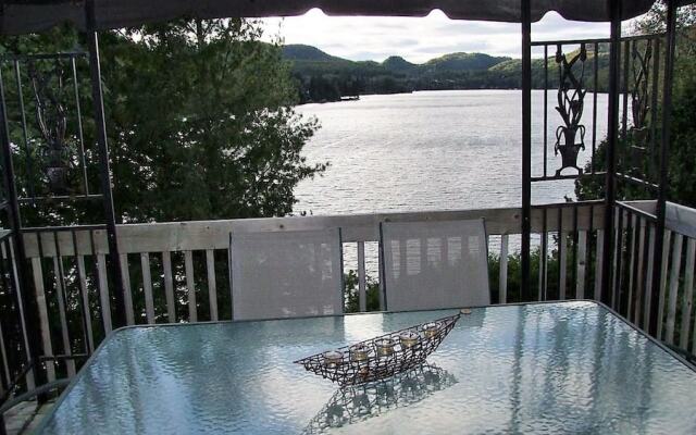 Duhamel Rock Cliff 3-Bedroom Waterfront Chalet
