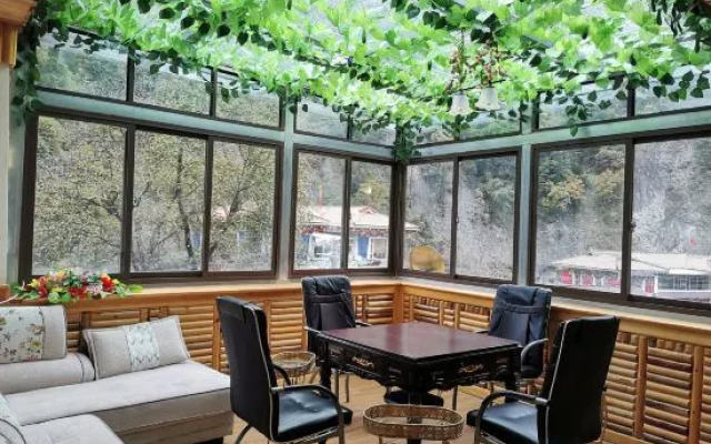 Cailin Holiday Manor