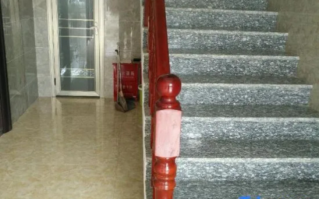 Yulong Hongyuezhuang Inn