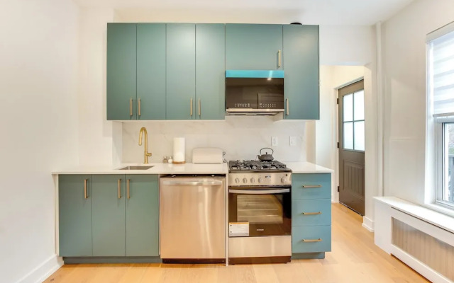Centrally Located & Pet Friendly: Yonkers Studio!