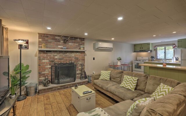 Arrowhead Lake Amenities: Quaint Home w/ Fireplace