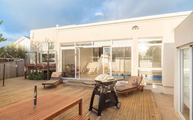 Currawong Close - Heated Pool, Home Theatre, WiFi, 4 bdrm, Pool Table