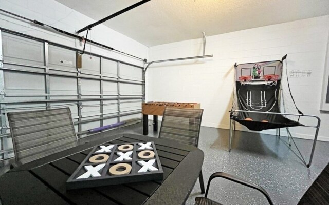 Hideaway Dream 6 Bedroom Home by RedAwning