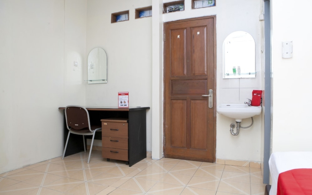 RedDoorz near Maranatha University 4