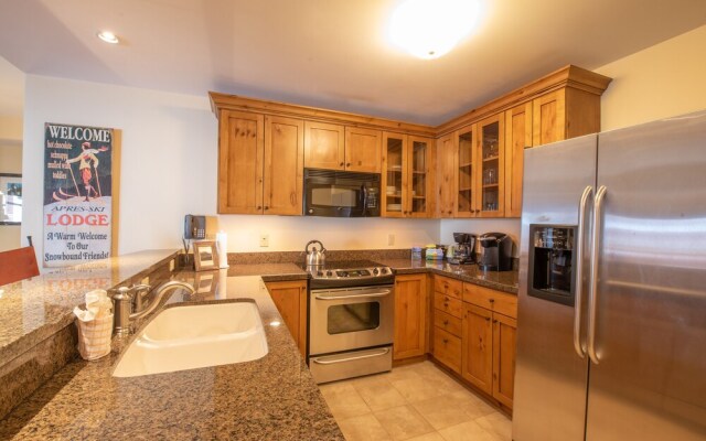 Comfortable 1 Bedroom Slopeside Condo - No Cleaning Fee! by RedAwning