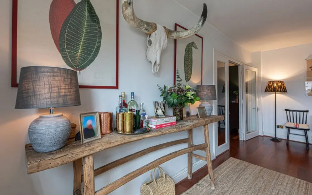 JOIVY Stylish 2-bed Flat w/ Terrace Near Battersea Park