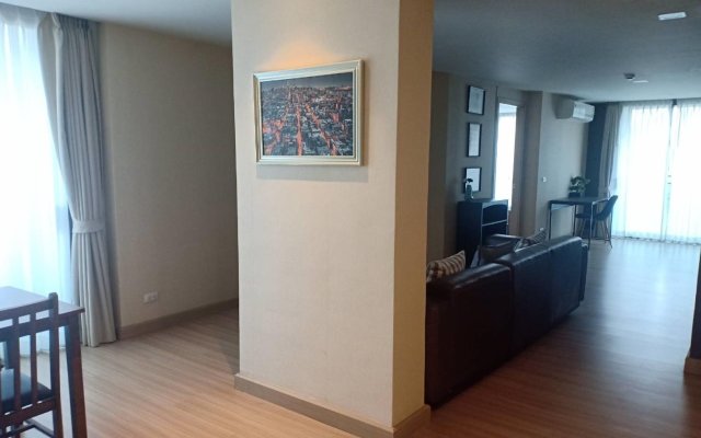 Ten Ekamai Suites Serviced Apartment