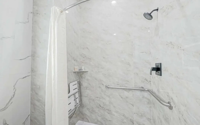 Comfeeni Inn and Suites