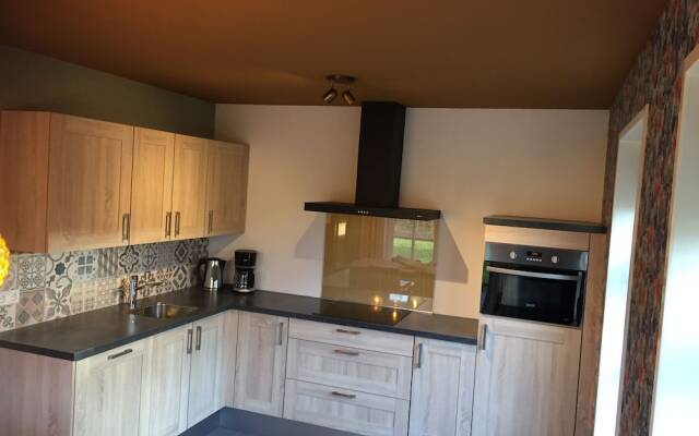 Lush Villa with Hot Tub, Private Fenced Garden in Hippolytushoef