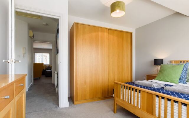 3 84a Albany Road