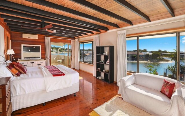 Schman55-Waterfront, Resort-Style Entertainer