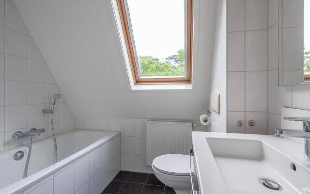 Restyled House with 5 Bathrooms near Vrachelse Heide