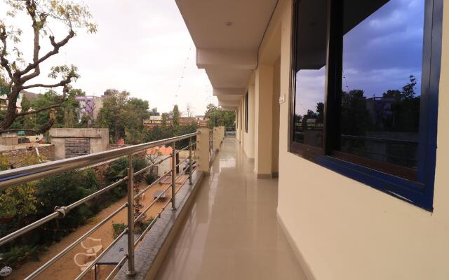 OYO 28636 Roopam Places