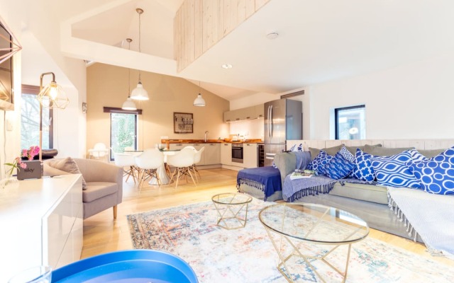 The Cliffside Chalet - Modern 3BDR Riverside Home