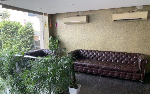 OYO 1417 Hotel Flora Inn