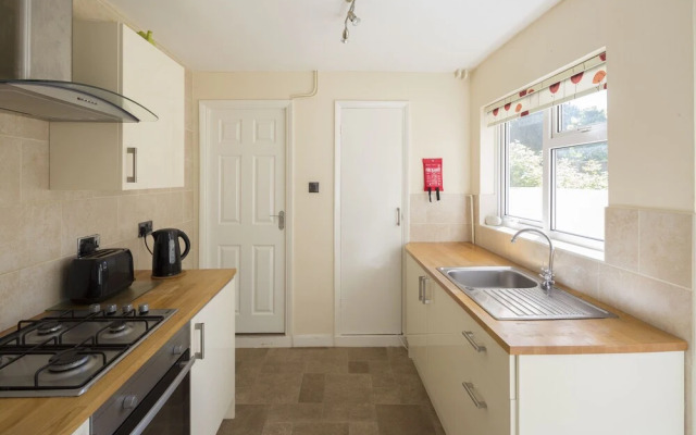 Stylish Modern with FREE Parking by Kasar Stays