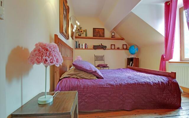 Charming Holiday Home in Raizeux Near Forest