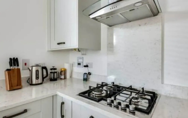 Stylish 4-br House With 3 Ensuite Free Parking