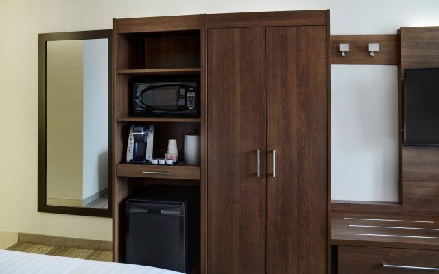 Holiday Inn Express Toronto - Downtown by IHG