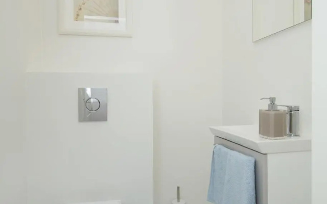 Modern quiet 2 bedroom apartment near City center