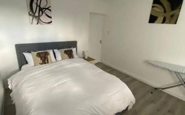 Chic City Retreat Immaculate 2 Bed Oasis in London