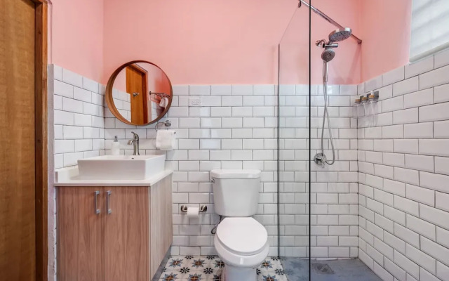 Chic Apartment Pool Parking in Central Condado