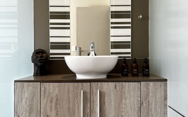 The Tyrwhitt Unit 1112