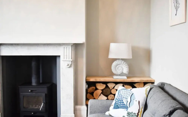 Stylish and Spacious 4 Bedroom Queen's Park House