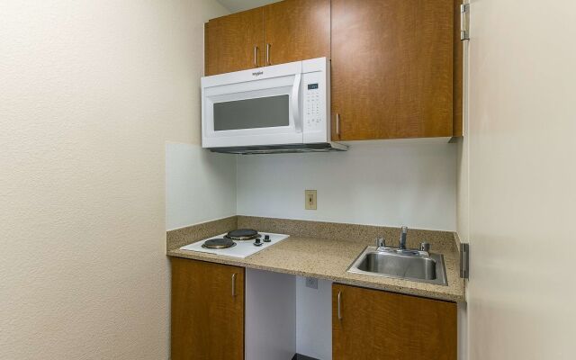 HomeTowne Studios by Red Roof Fresno - West