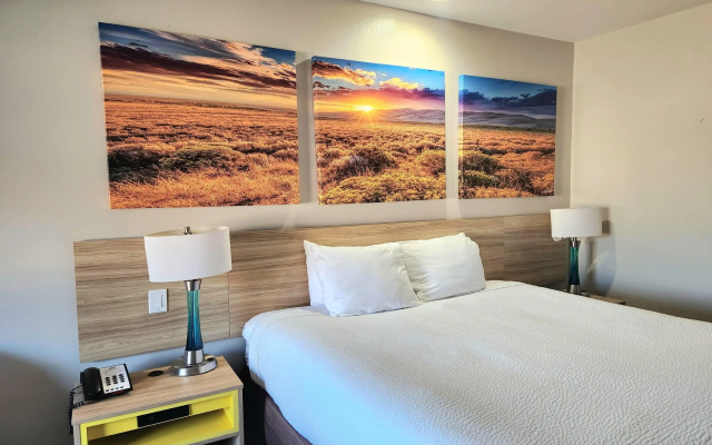 Days Inn & Suites by Wyndham Katy